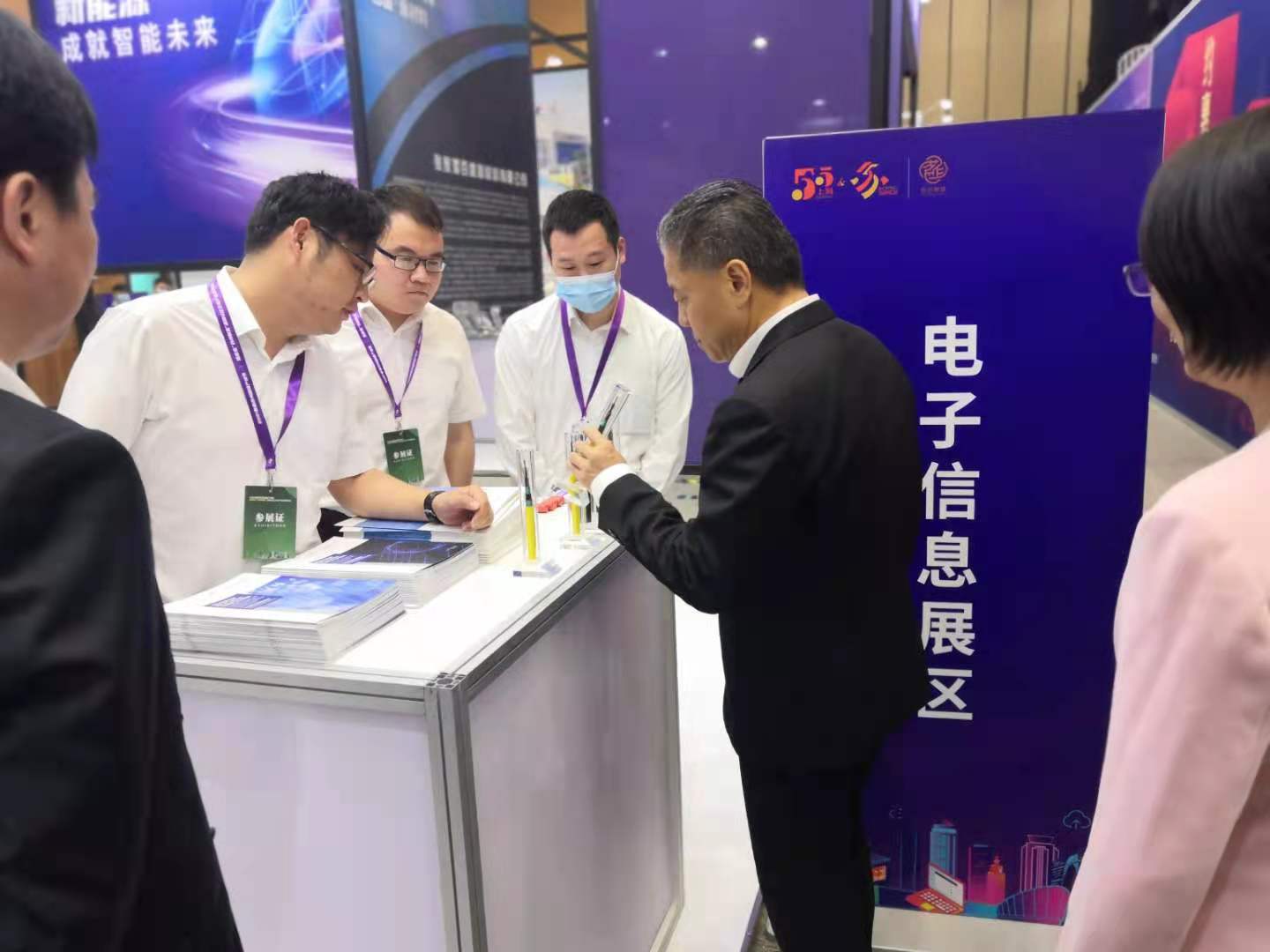 楊市長(zhǎng)、方書記親臨亨通展位 | 2021首屆蘇州超級(jí)產(chǎn)地節(jié)(圖6)